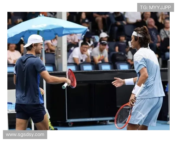 中国新星再创佳绩横扫劲敌挺进网球大师赛四强引发球迷热议 中国新星再创佳绩横扫劲敌挺进网球大师赛四强引发球迷热议