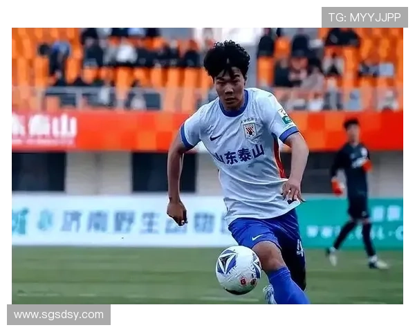 中国足球迎来新生力量 年轻球员纷纷崭露头角引发外界热议