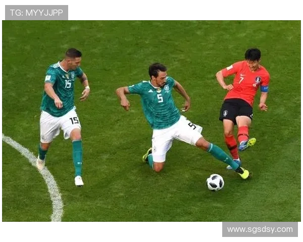 世界杯小组赛惊现冷门 强队纷纷遭遇挑战 赛场局势风云突变 世界杯小组赛惊现冷门 强队纷纷遭遇挑战 赛场局势风云突变